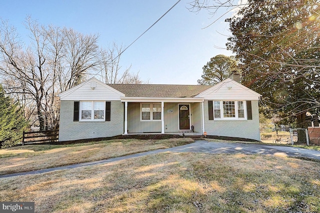 view of front of house featuring a porch and a front lawn