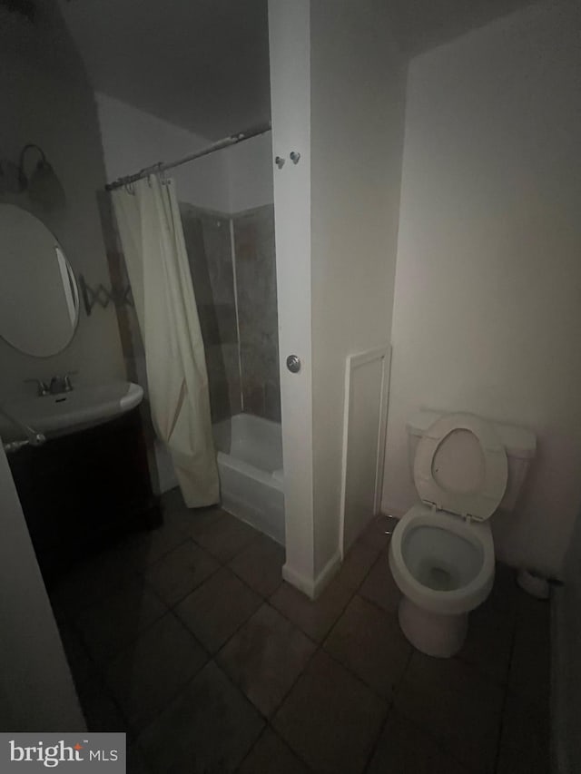 full bathroom featuring tile patterned floors, toilet, sink, and shower / tub combo with curtain