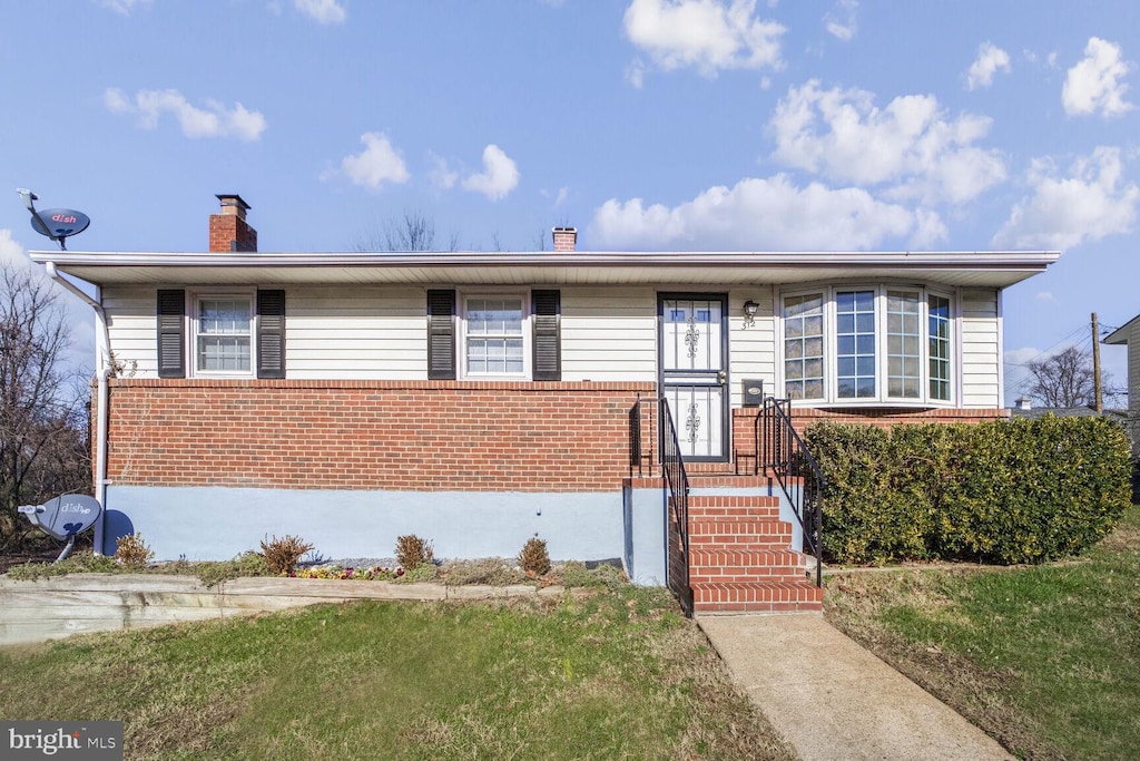 view of front of property featuring a front yard