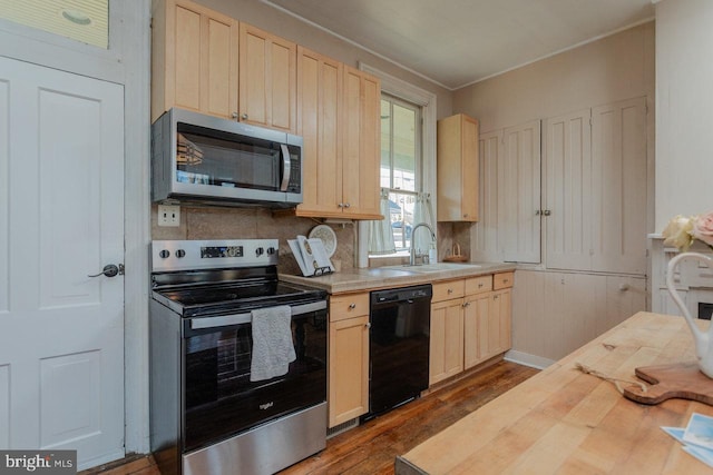 kitchen with light brown cabinetry, tasteful backsplash, stainless steel appliances, dark wood-type flooring, and sink