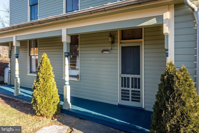 entrance to property featuring covered porch