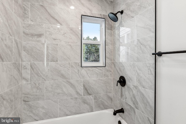 bathroom featuring tiled shower / bath