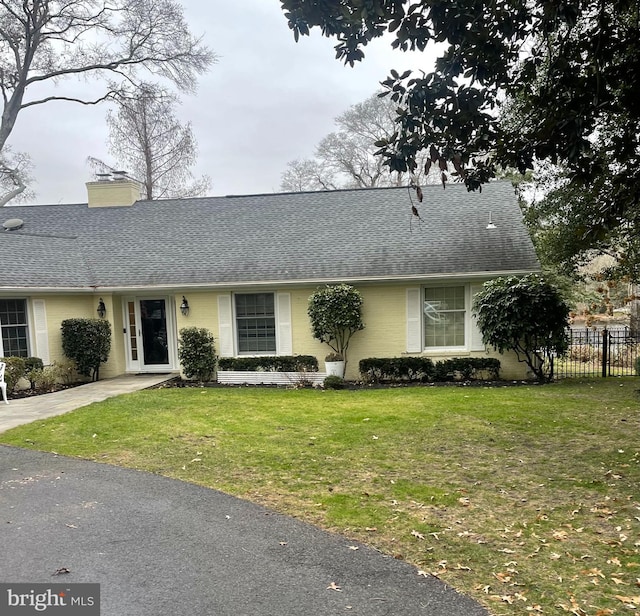 view of front of home with a front lawn