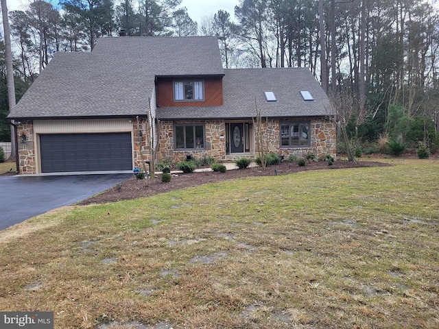 view of front facade featuring a front lawn and a garage