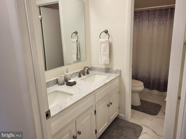 bathroom featuring a shower with curtain, vanity, and toilet