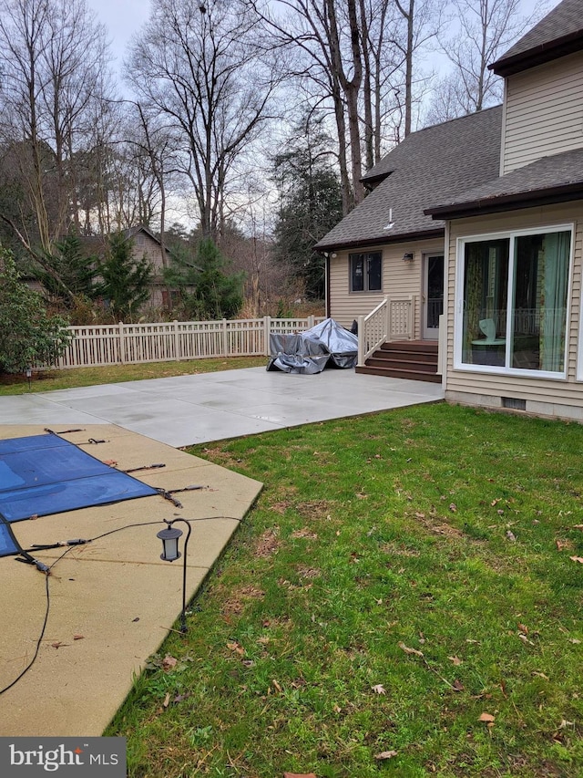 view of yard featuring a patio area and a covered pool