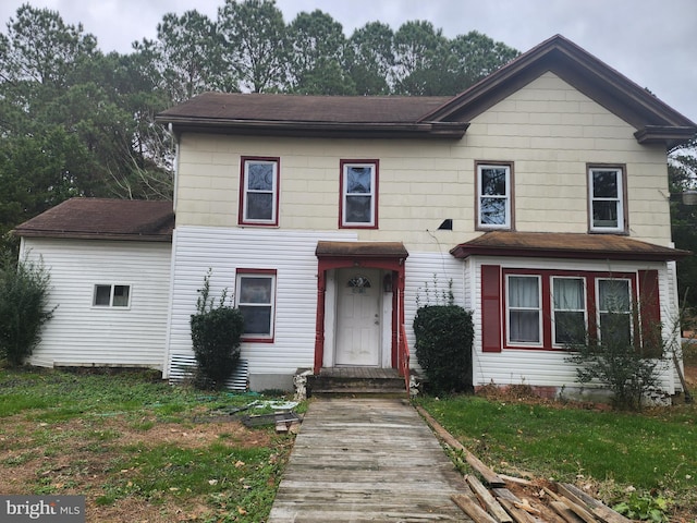 view of front of house featuring a front lawn