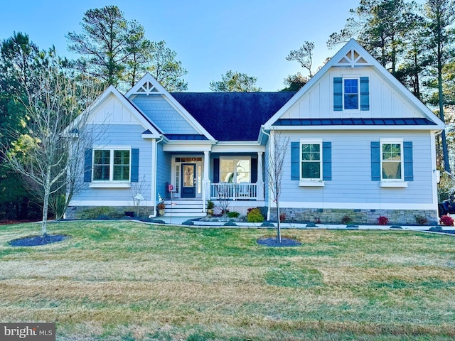 view of front of house featuring covered porch and a front yard