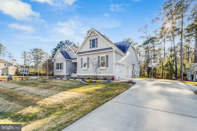 view of front of property featuring a garage and a front yard