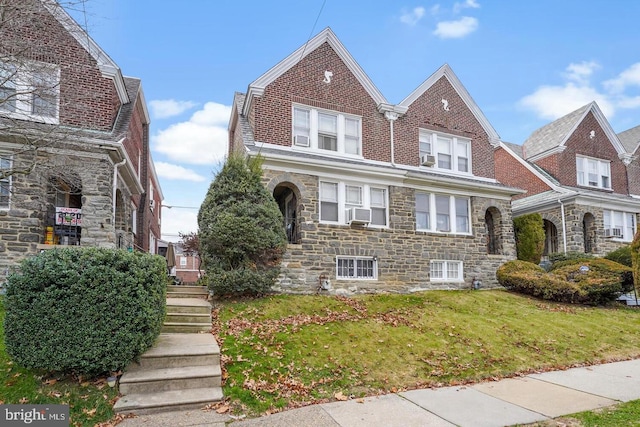 view of front of house featuring a front yard