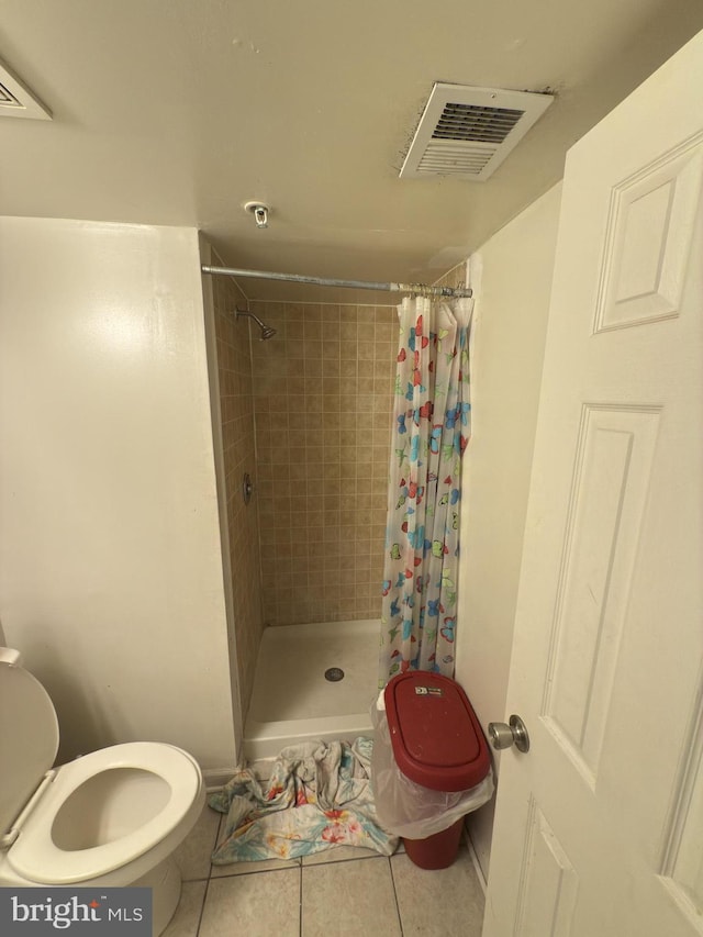 bathroom featuring tile patterned floors, a shower with curtain, and toilet