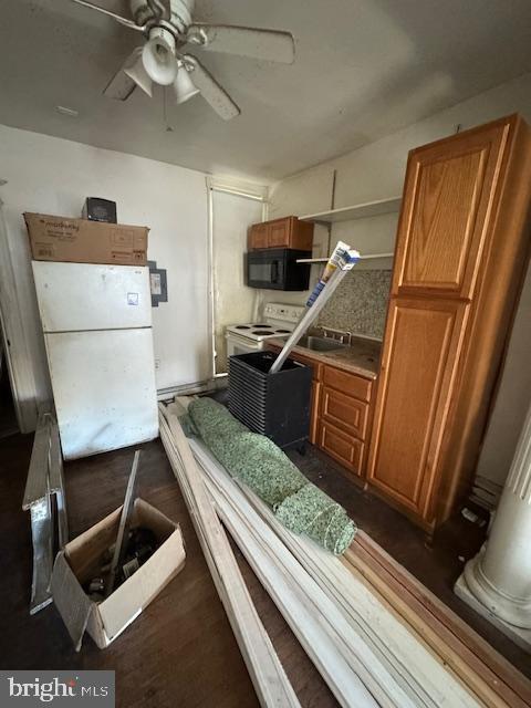 miscellaneous room featuring ceiling fan and ornate columns