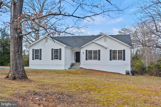 view of front of home featuring a front lawn