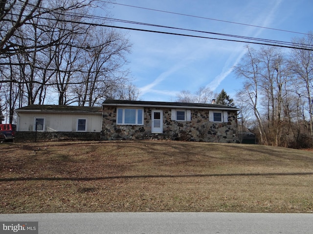 single story home featuring a front lawn