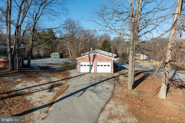 view of yard featuring an outbuilding and a garage