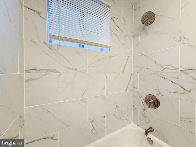 bathroom with tiled shower / bath combo