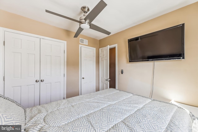 bedroom with ceiling fan, a closet, and visible vents