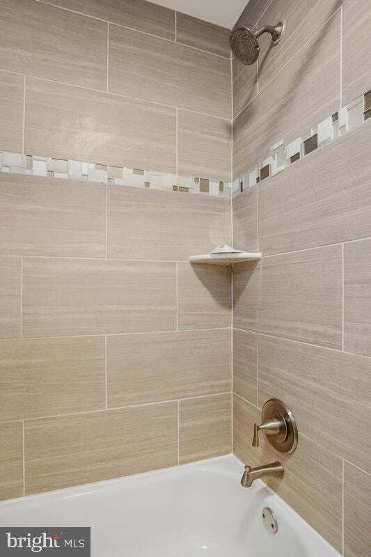 bathroom with tiled shower / bath