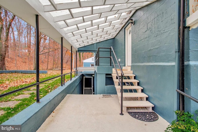 sunroom with vaulted ceiling