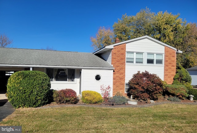 view of front facade with a front yard