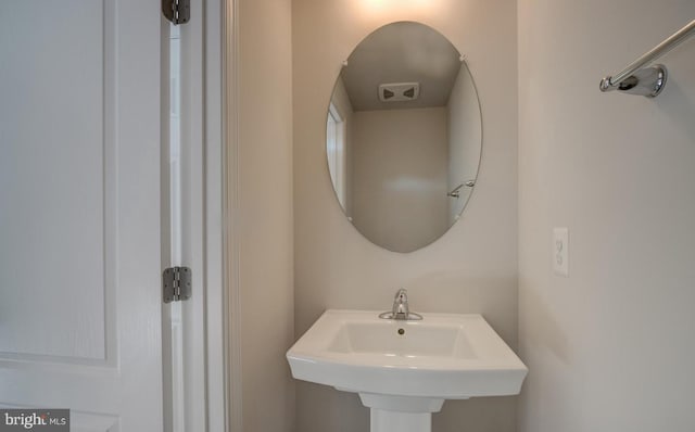 bathroom featuring sink