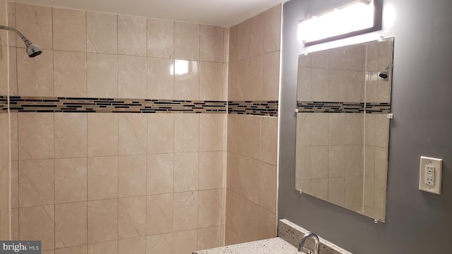 bathroom featuring tiled shower