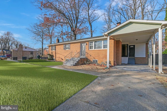 view of front of home featuring a front yard and a carport