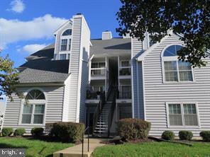 view of front of home with a front lawn