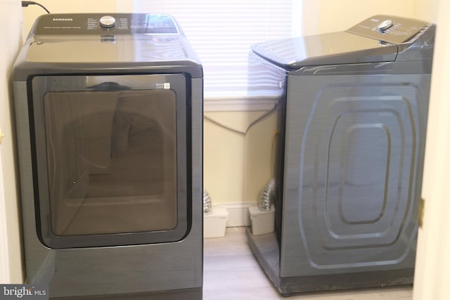 laundry room with laundry area and washer and clothes dryer