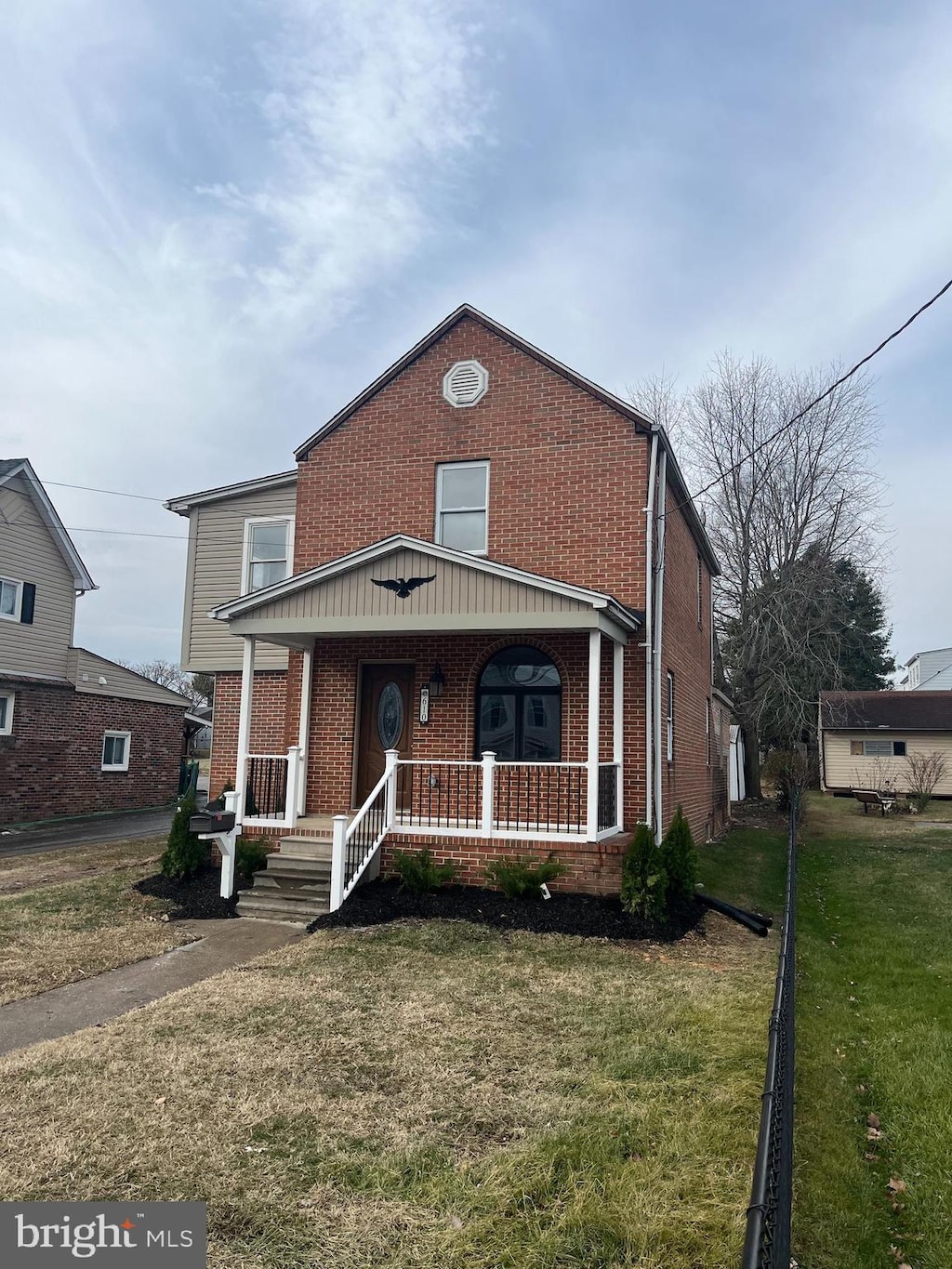 view of front of house featuring a front lawn and covered porch