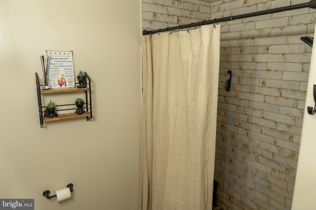 bathroom featuring a shower with shower curtain