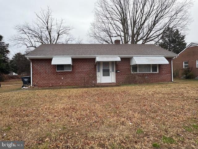 single story home featuring a front lawn