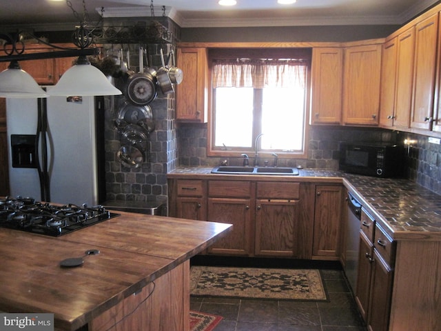 kitchen with refrigerator with ice dispenser, decorative backsplash, gas stovetop, and sink