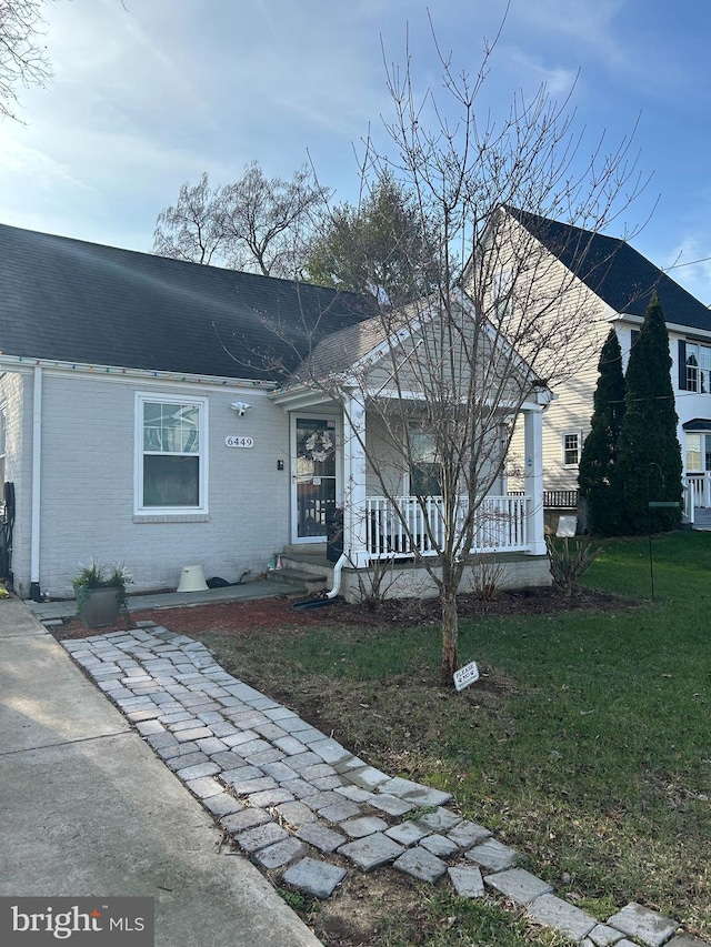 view of front of home featuring a front lawn