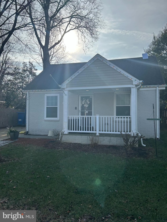 view of front facade featuring a porch and a front lawn