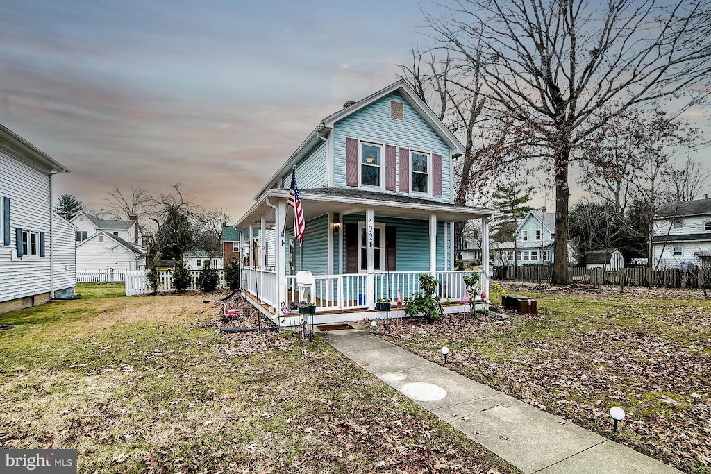 view of front facade featuring a lawn