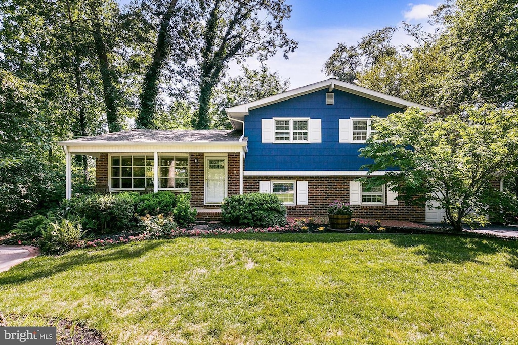 split level home featuring a front yard