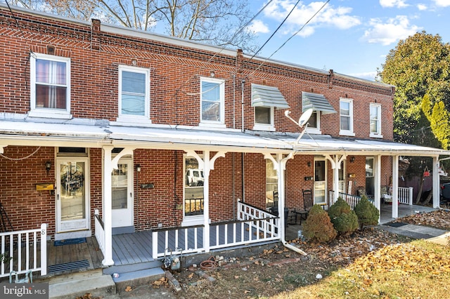 multi unit property featuring a porch