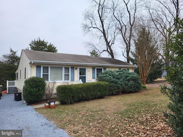 view of front facade featuring a front lawn