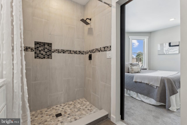 bathroom featuring a shower with shower curtain