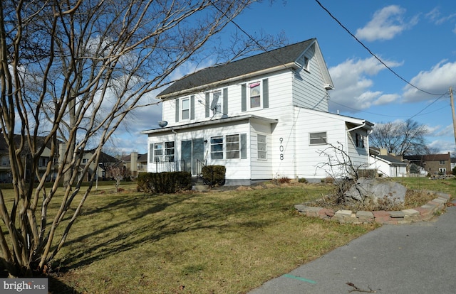 view of front facade with a front lawn