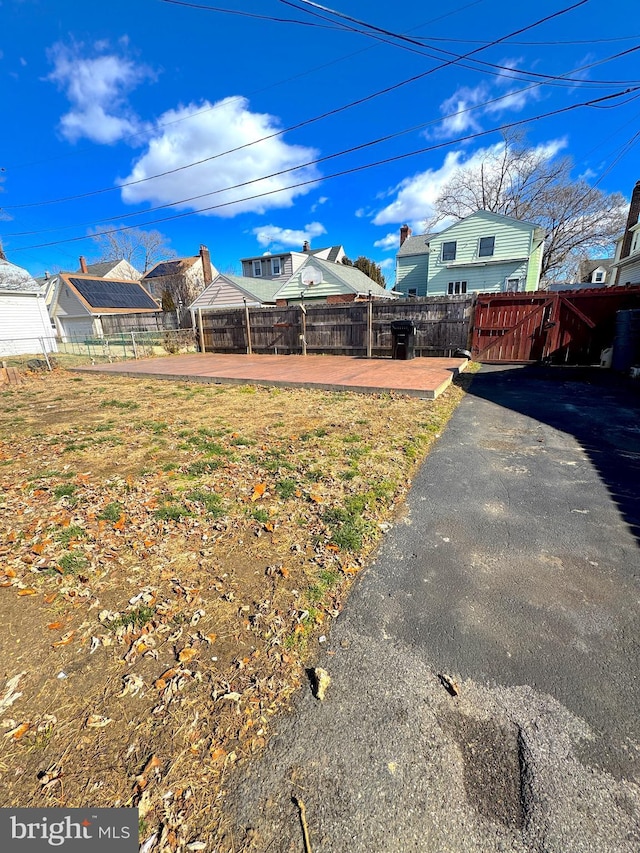 view of yard featuring fence and a residential view