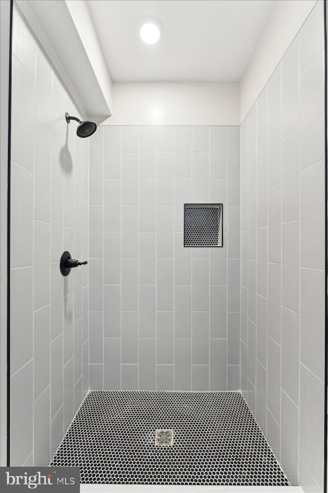 bathroom featuring tiled shower