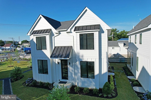 modern farmhouse featuring a front lawn