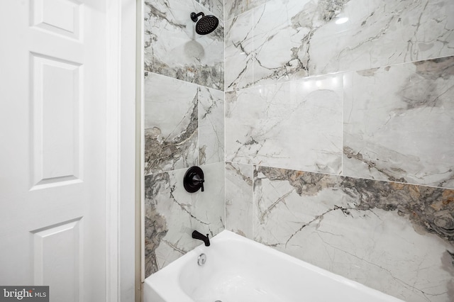 bathroom featuring tiled shower / bath