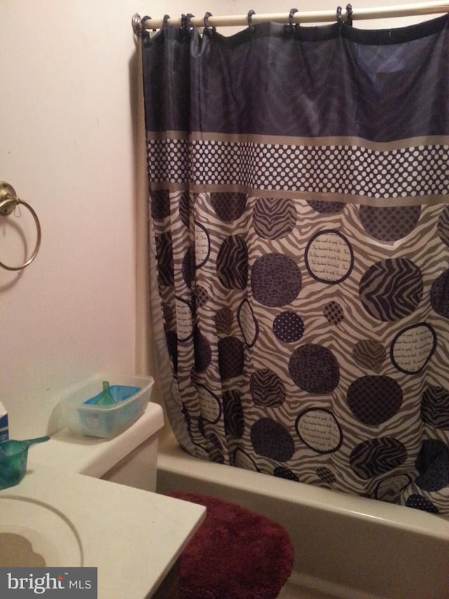 bathroom with shower / tub combo with curtain