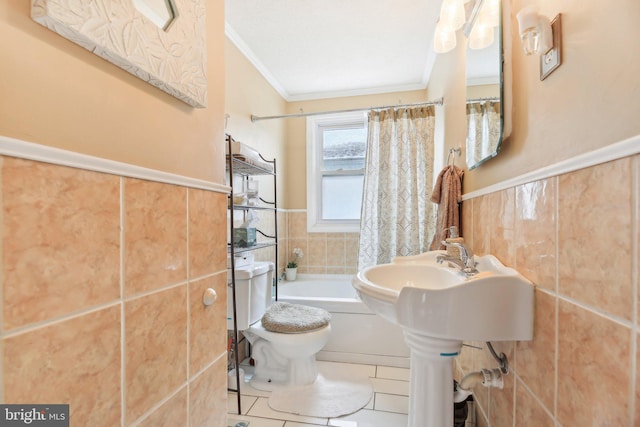 bathroom featuring tile patterned floors, toilet, shower / tub combo with curtain, tile walls, and ornamental molding