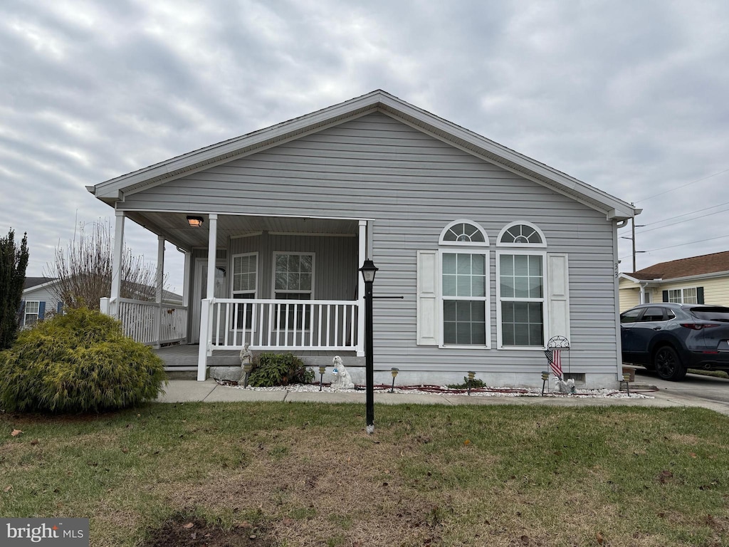 view of front of house with covered porch and a front yard