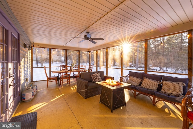 sunroom with ceiling fan