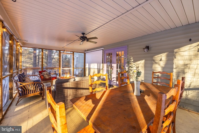 sunroom featuring ceiling fan